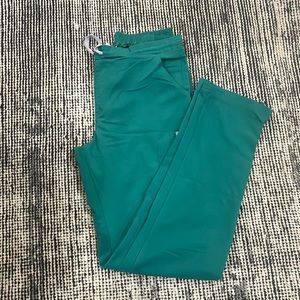 Green medium tall figs